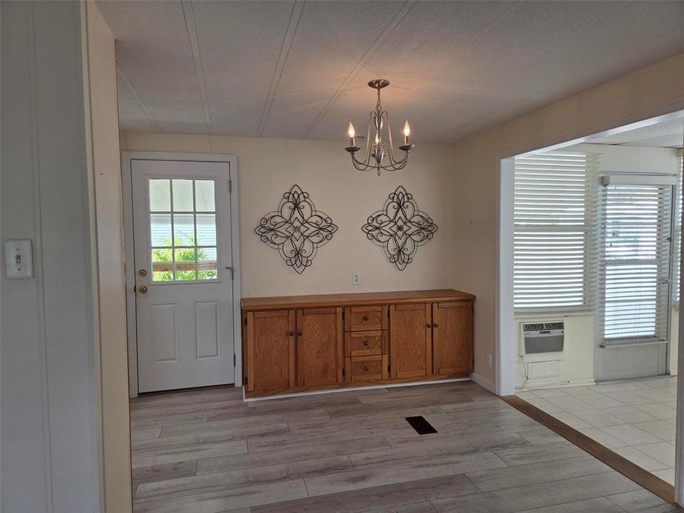 Под контрактом: $139,900 (2 спален, 2 ванн, 960 Квадратных фут)