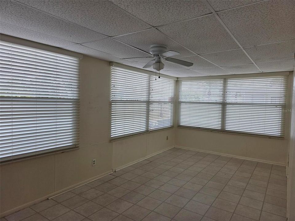 Под контрактом: $139,900 (2 спален, 2 ванн, 960 Квадратных фут)