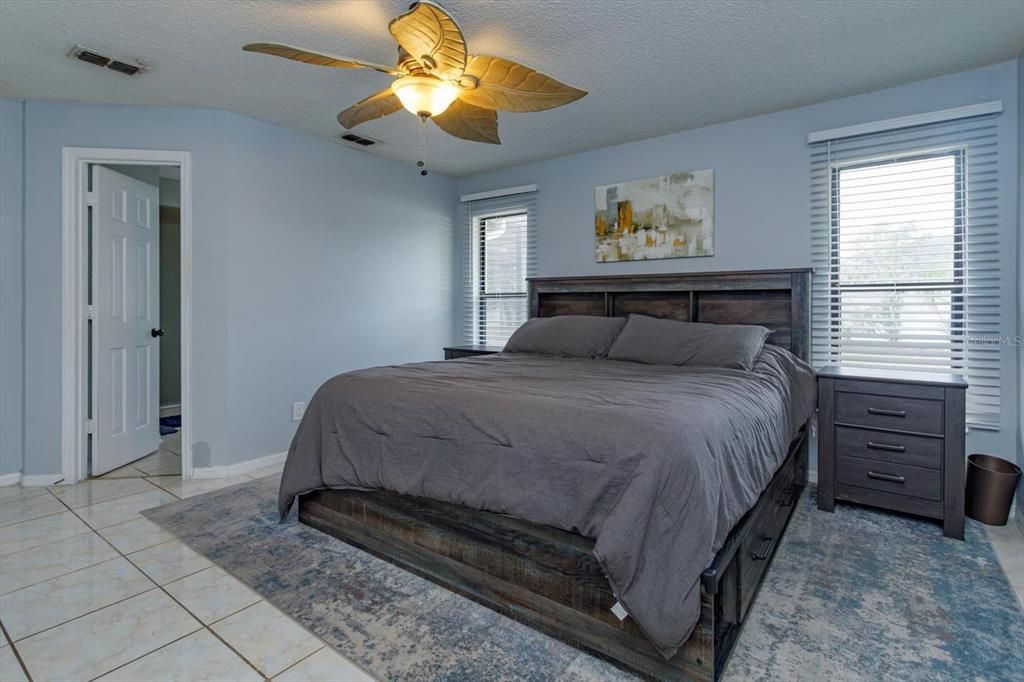 En Venta: $449,000 (4 camas, 2 baños, 1864 Pies cuadrados)