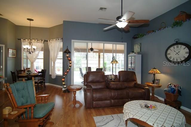 En Venta: $525,000 (3 camas, 2 baños, 2195 Pies cuadrados)