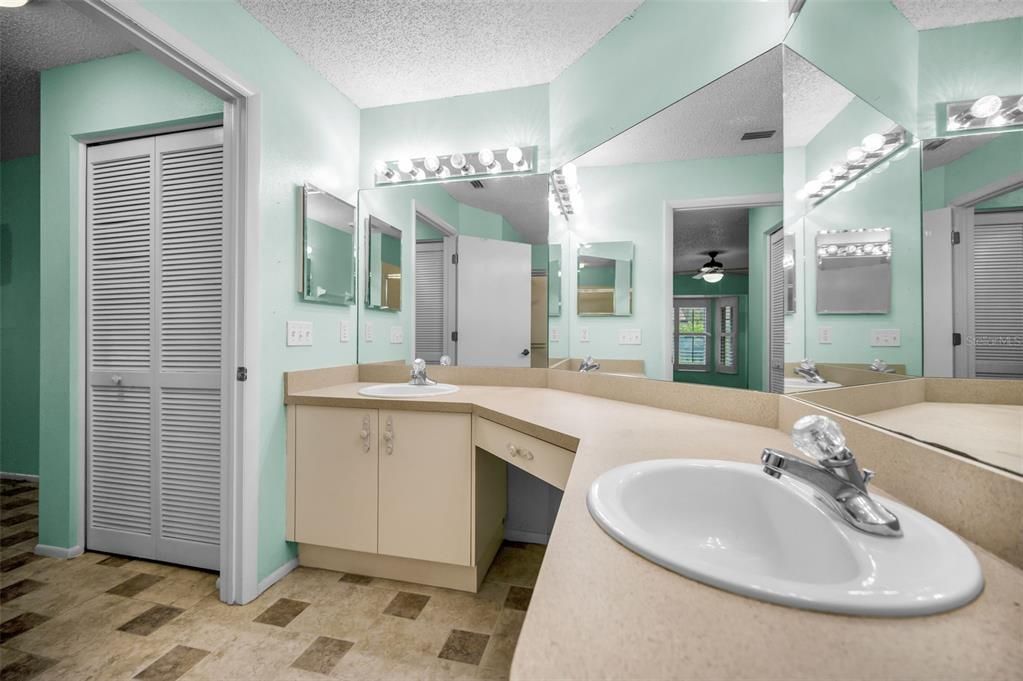 For Sale: $329,900 (2 beds, 2 baths, 1549 Square Feet)