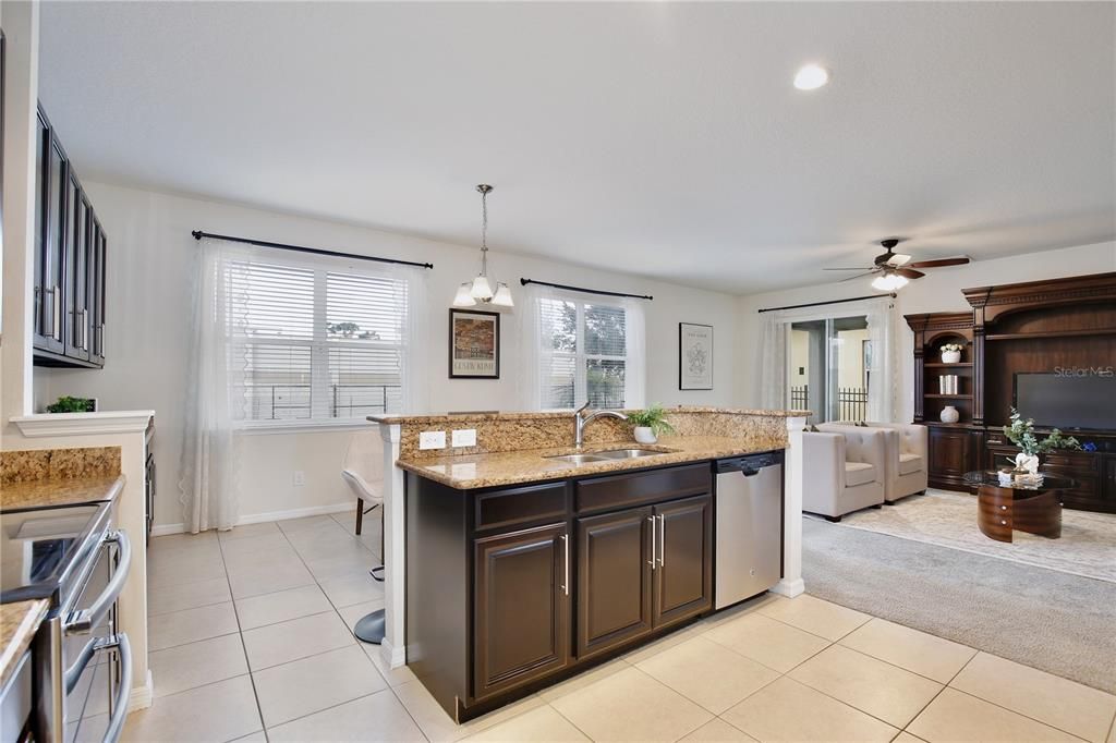 En Venta: $659,000 (4 camas, 2 baños, 2855 Pies cuadrados)