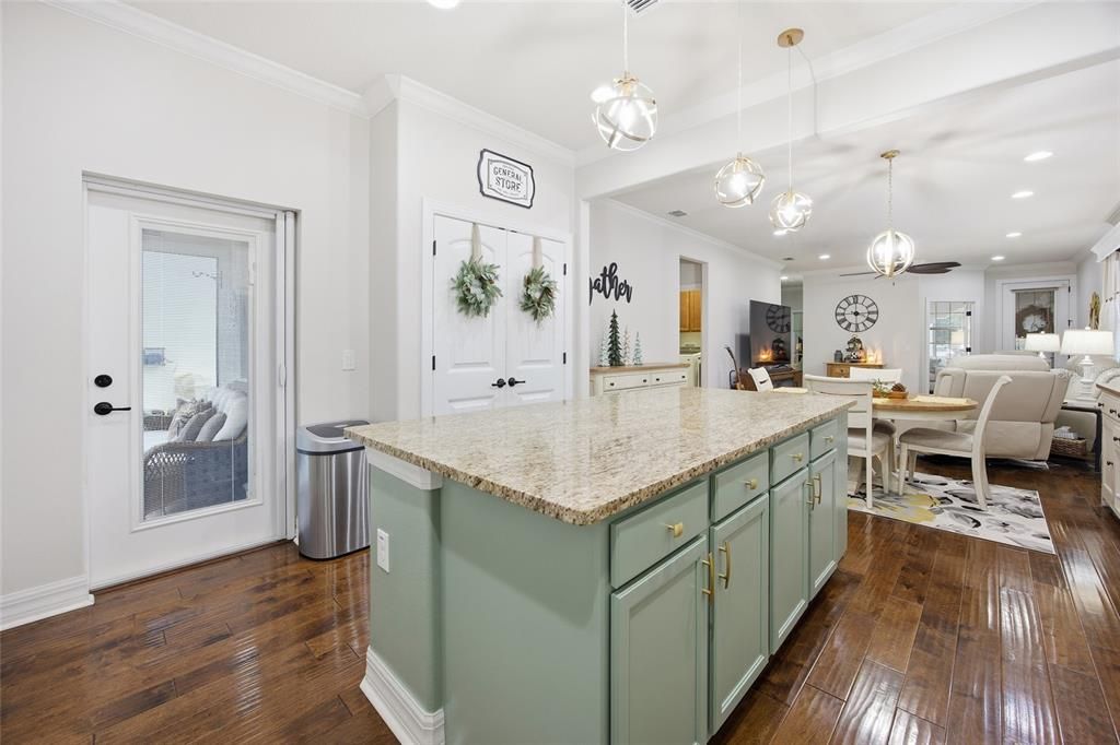 For Sale: $335,000 (2 beds, 2 baths, 1432 Square Feet)