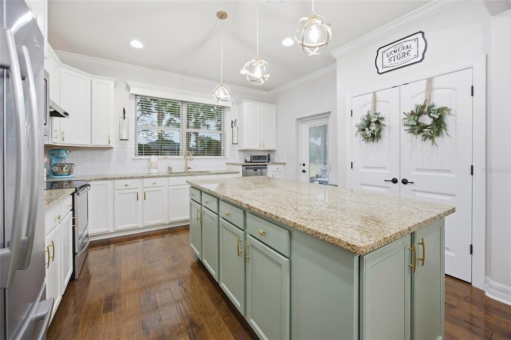 For Sale: $335,000 (2 beds, 2 baths, 1432 Square Feet)