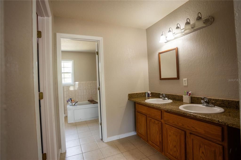 En Venta: $395,000 (5 camas, 2 baños, 2922 Pies cuadrados)