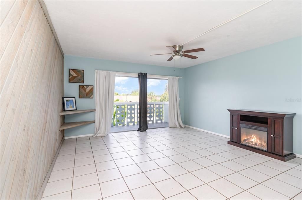 待售: $119,999 (1 贝兹, 1 浴室, 680 平方英尺)