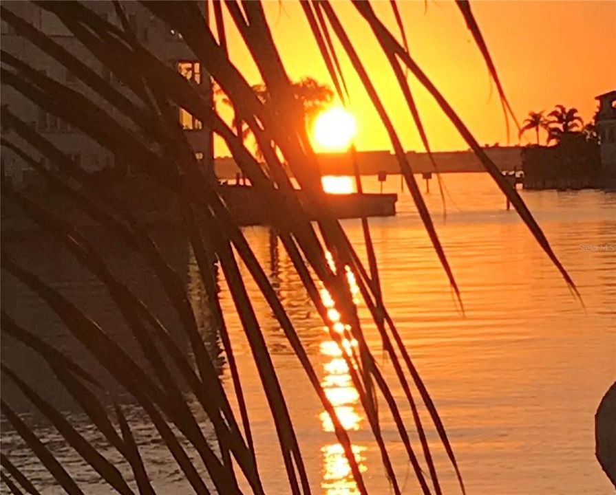 For Sale: $212,000 (1 beds, 1 baths, 1060 Square Feet)