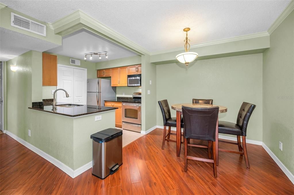For Sale: $204,900 (2 beds, 2 baths, 1121 Square Feet)