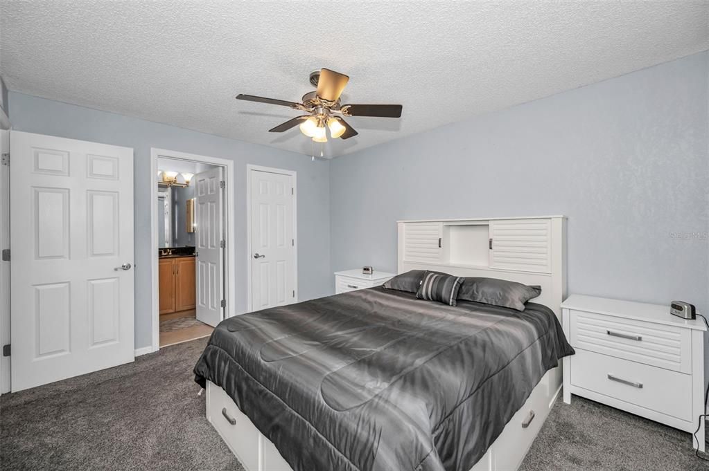 For Sale: $204,900 (2 beds, 2 baths, 1121 Square Feet)