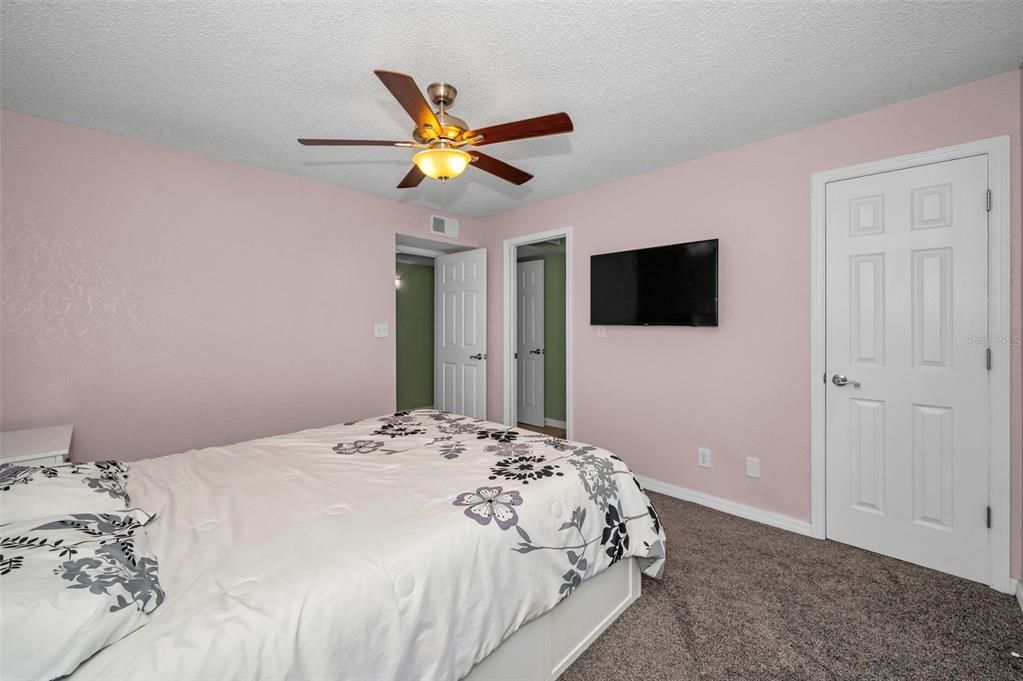 For Sale: $204,900 (2 beds, 2 baths, 1121 Square Feet)