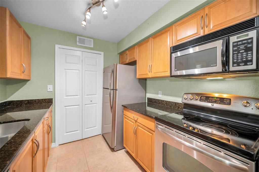 For Sale: $204,900 (2 beds, 2 baths, 1121 Square Feet)