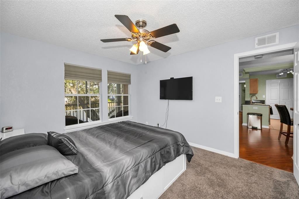 For Sale: $204,900 (2 beds, 2 baths, 1121 Square Feet)