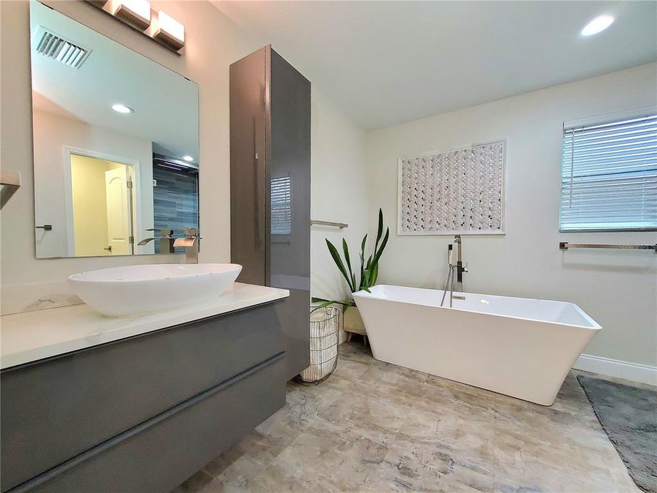 En Renta: $3,995 (4 camas, 3 baños, 2404 Pies cuadrados)