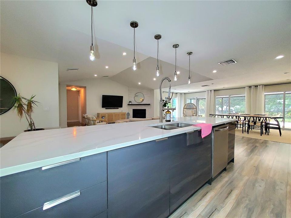 En Renta: $3,995 (4 camas, 3 baños, 2404 Pies cuadrados)