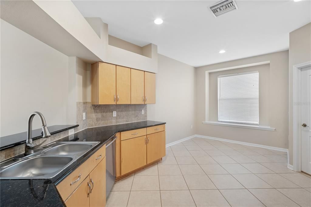 На продажу: $325,000 (3 спален, 2 ванн, 2136 Квадратных фут)