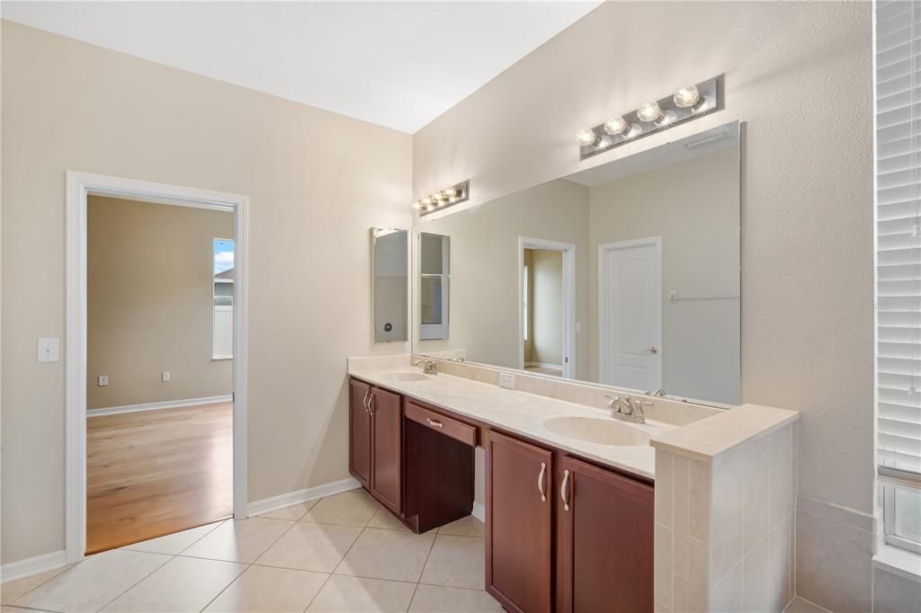 На продажу: $325,000 (3 спален, 2 ванн, 2136 Квадратных фут)