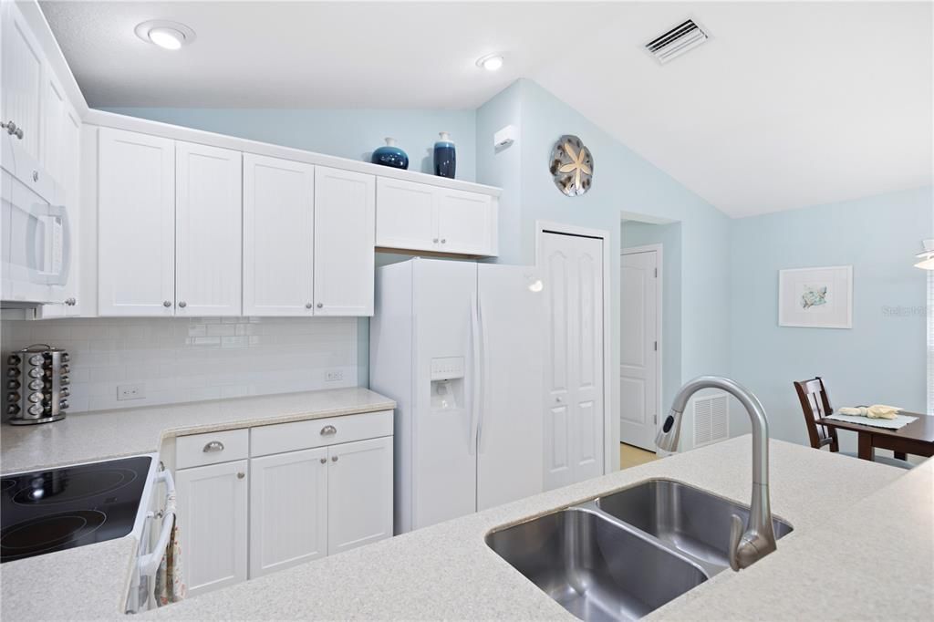 На продажу: $299,000 (2 спален, 2 ванн, 1080 Квадратных фут)