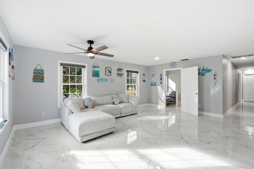 На продажу: $775,000 (6 спален, 3 ванн, 3260 Квадратных фут)