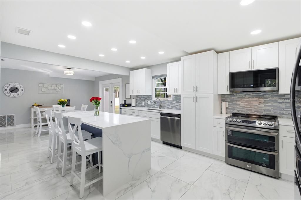 На продажу: $775,000 (6 спален, 3 ванн, 3260 Квадратных фут)