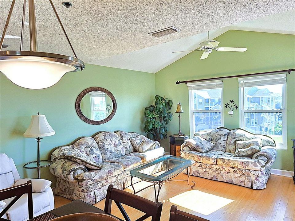 For Rent: $1,600 (1 beds, 1 baths, 680 Square Feet)