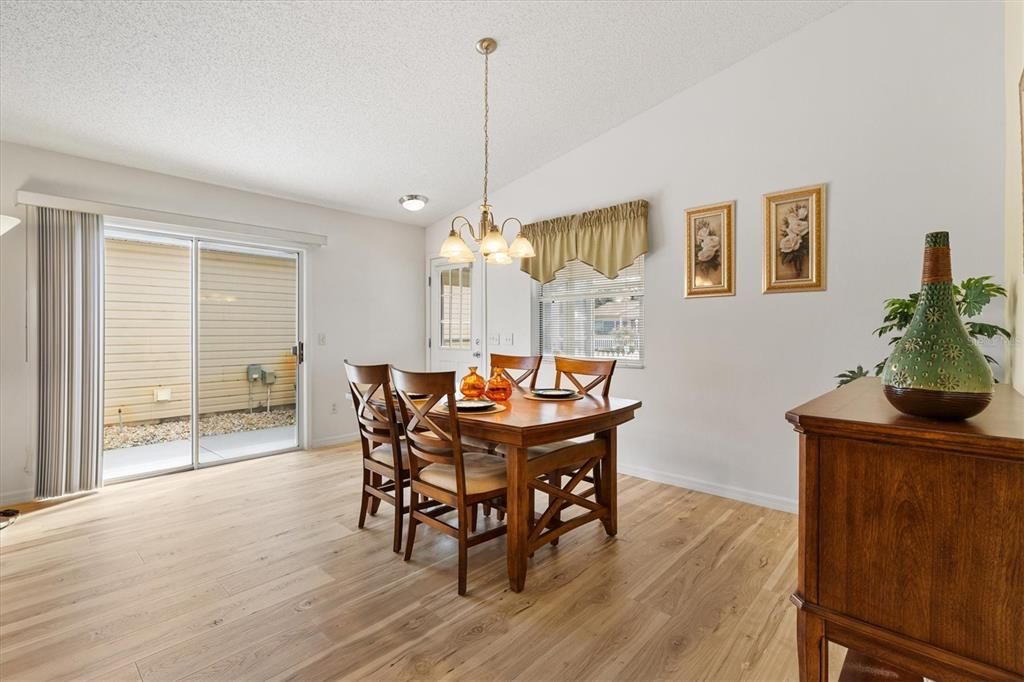 For Sale: $285,000 (2 beds, 2 baths, 1156 Square Feet)