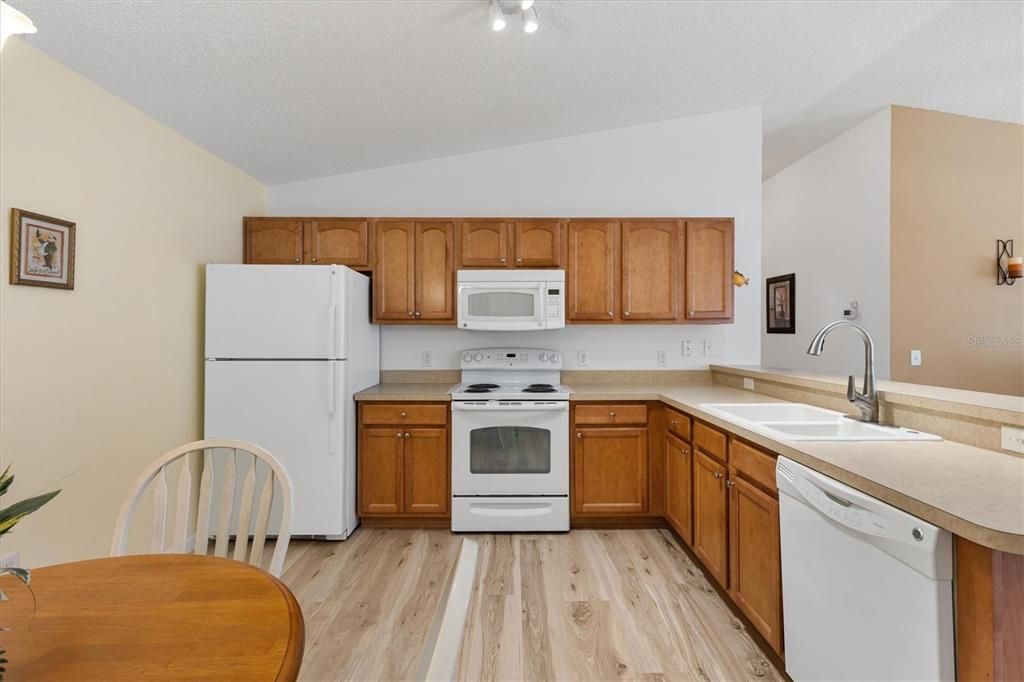 For Sale: $285,000 (2 beds, 2 baths, 1156 Square Feet)