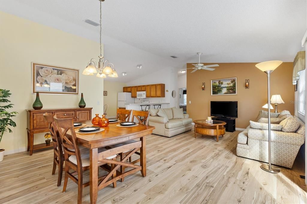 For Sale: $285,000 (2 beds, 2 baths, 1156 Square Feet)