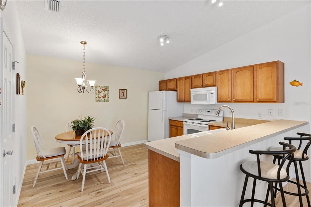For Sale: $285,000 (2 beds, 2 baths, 1156 Square Feet)