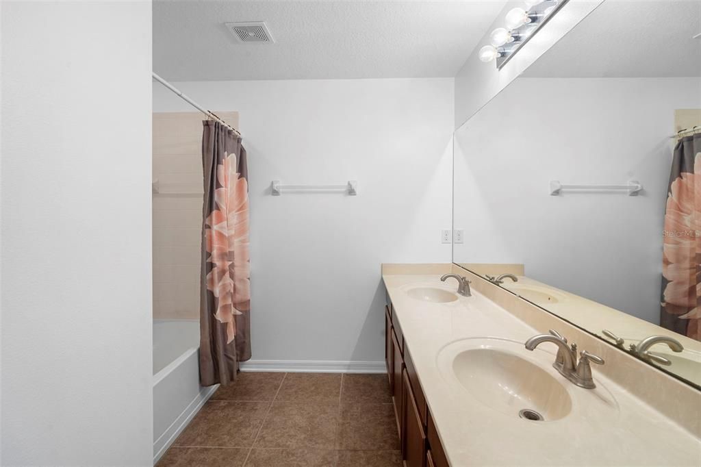 En Venta: $585,000 (4 camas, 2 baños, 2946 Pies cuadrados)