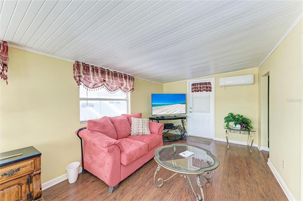 For Sale: $85,000 (2 beds, 1 baths, 624 Square Feet)