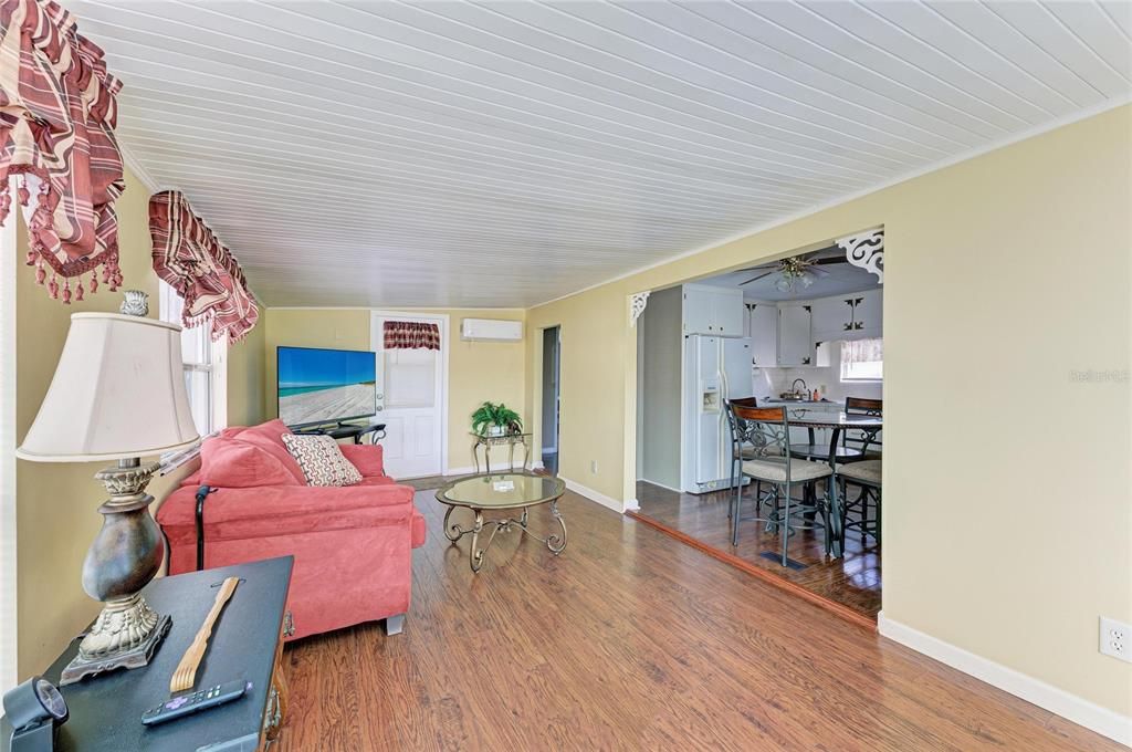 For Sale: $85,000 (2 beds, 1 baths, 624 Square Feet)