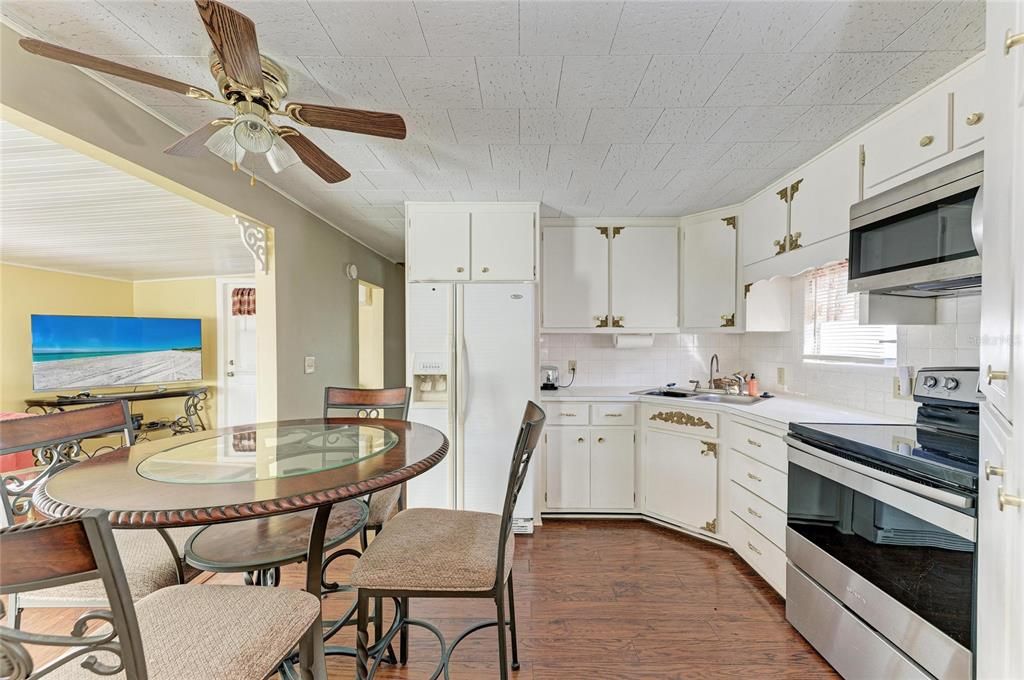 For Sale: $85,000 (2 beds, 1 baths, 624 Square Feet)