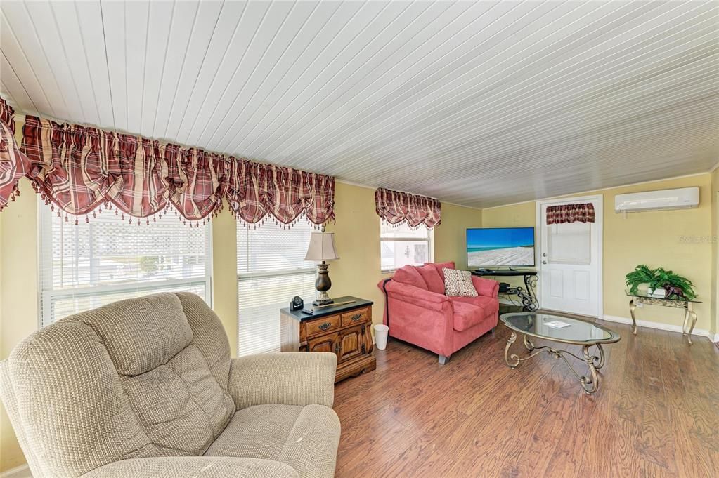 For Sale: $85,000 (2 beds, 1 baths, 624 Square Feet)