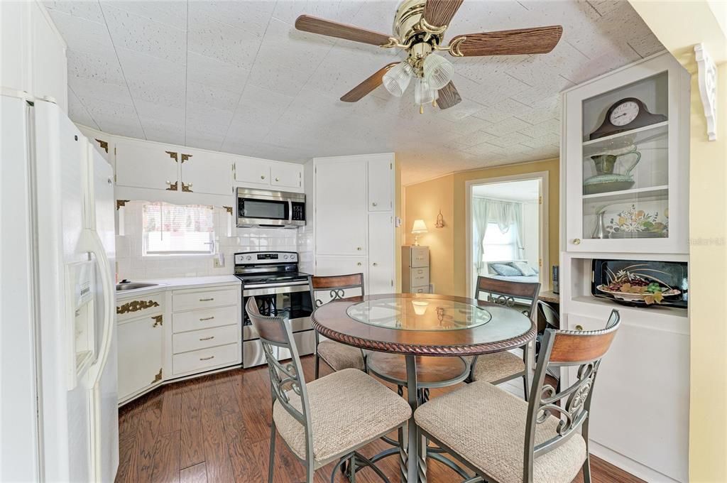 For Sale: $85,000 (2 beds, 1 baths, 624 Square Feet)