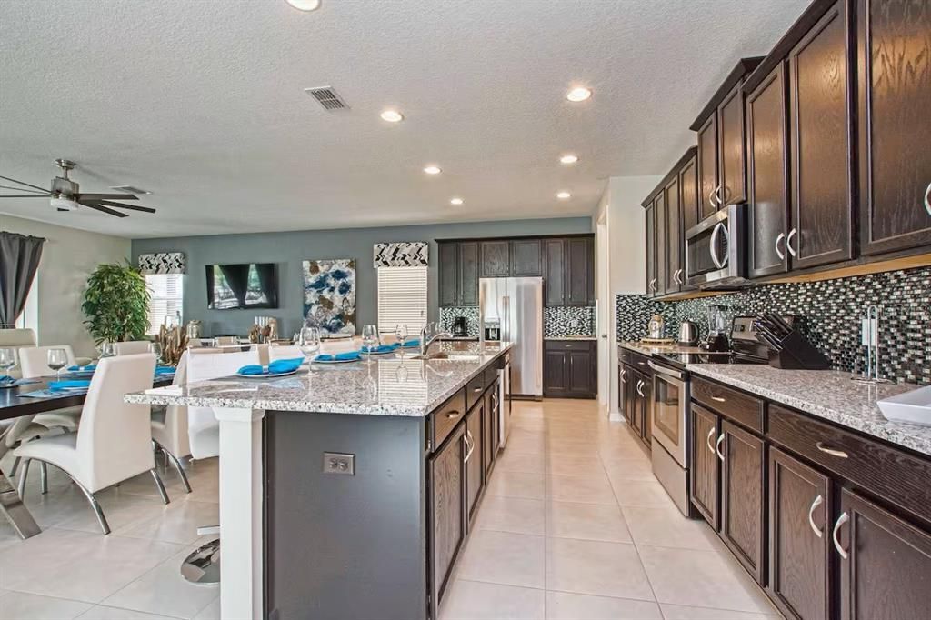 待售: $735,000 (9 贝兹, 6 浴室, 4363 平方英尺)