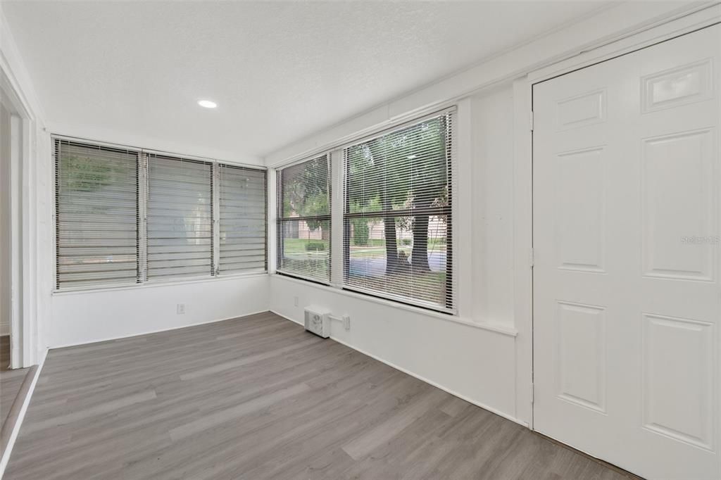 出租: $2,300 (2 贝兹, 1 浴室, 1000 平方英尺)