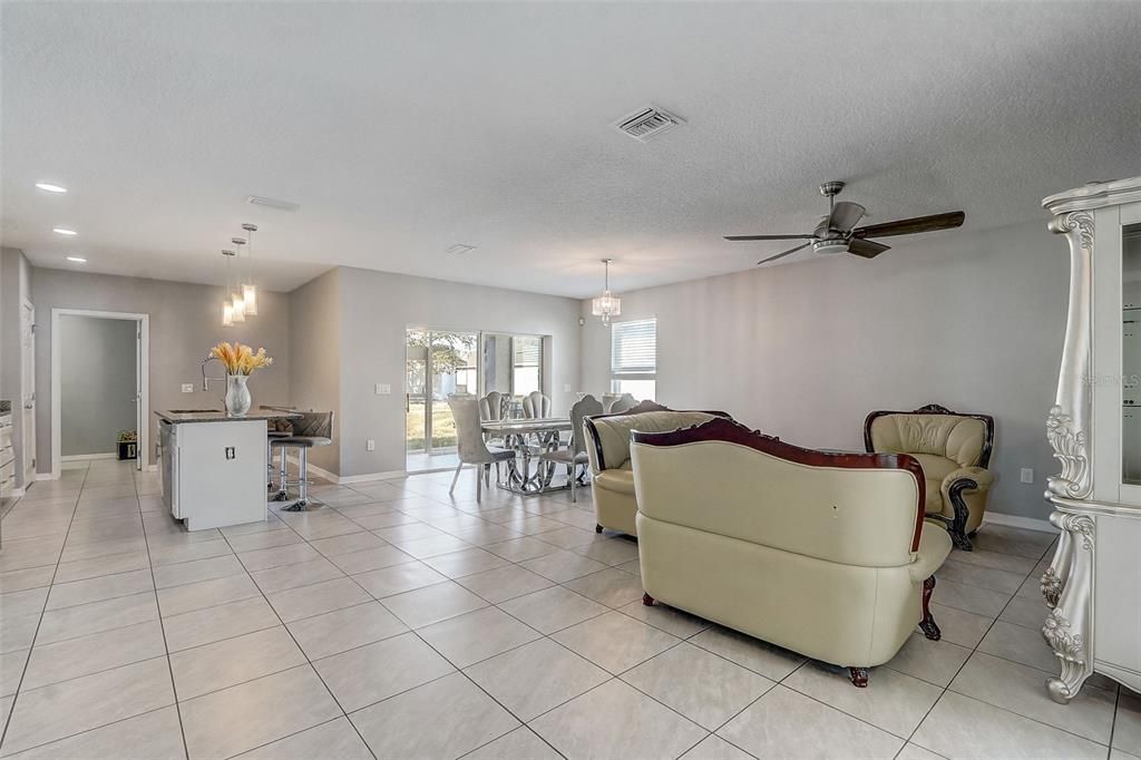 For Sale: $360,000 (4 beds, 2 baths, 1904 Square Feet)