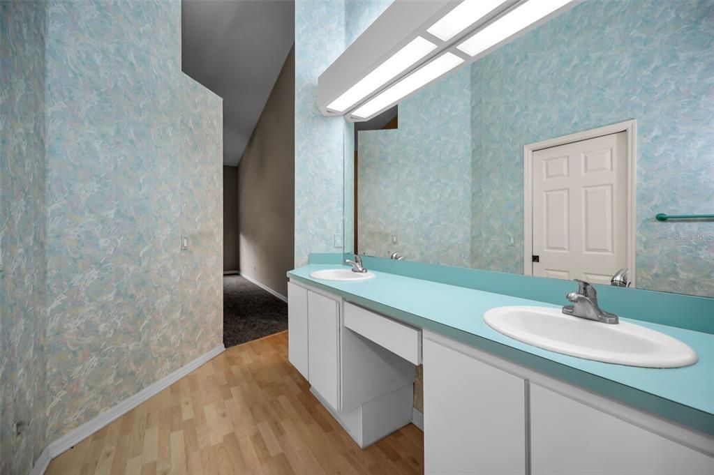 For Sale: $285,000 (2 beds, 2 baths, 1633 Square Feet)