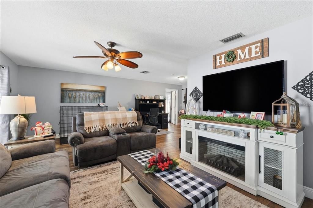 En Venta: $395,000 (4 camas, 2 baños, 1845 Pies cuadrados)