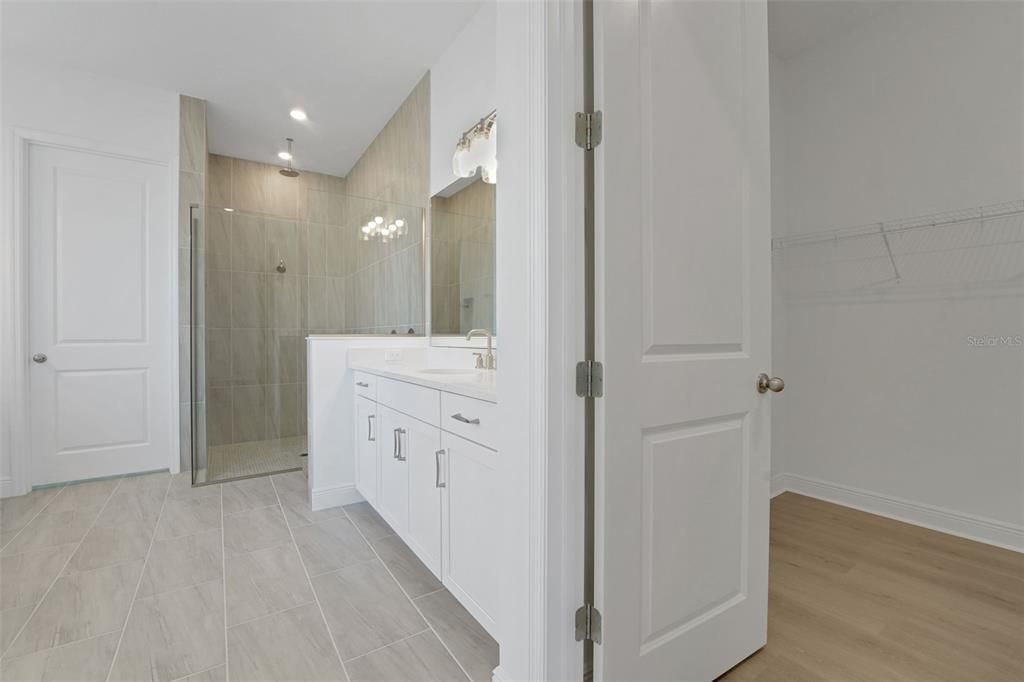 На продажу: $1,103,179 (6 спален, 4 ванн, 3542 Квадратных фут)