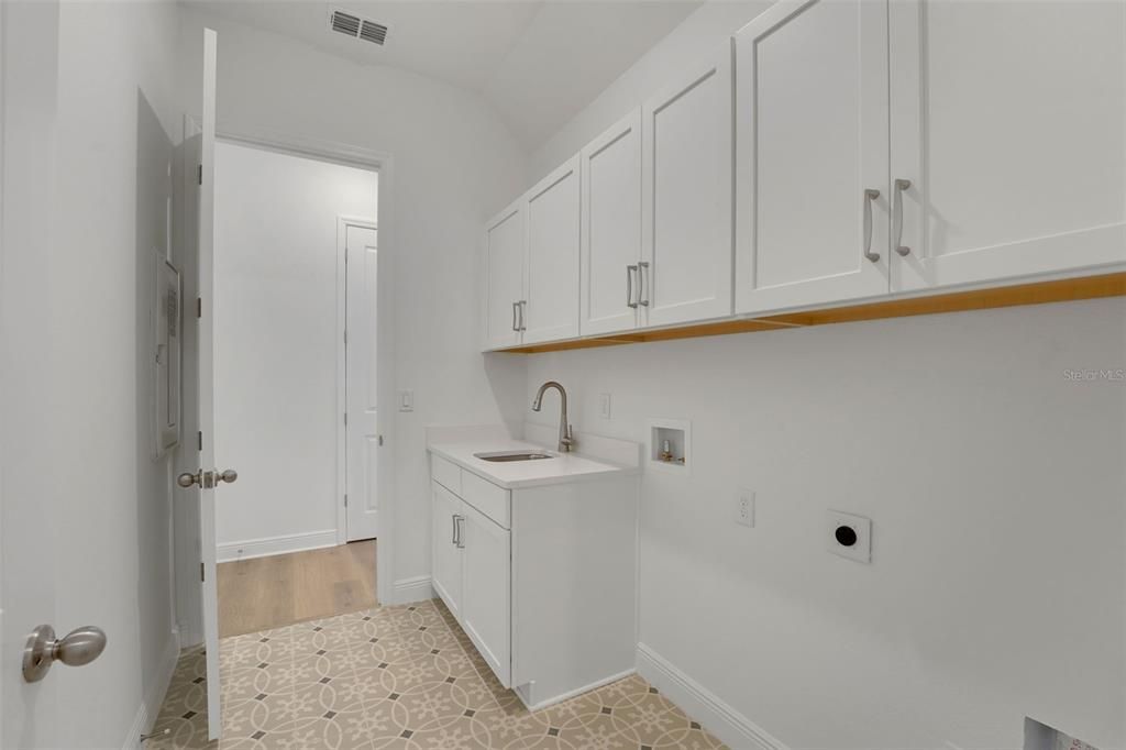 На продажу: $1,103,179 (6 спален, 4 ванн, 3542 Квадратных фут)