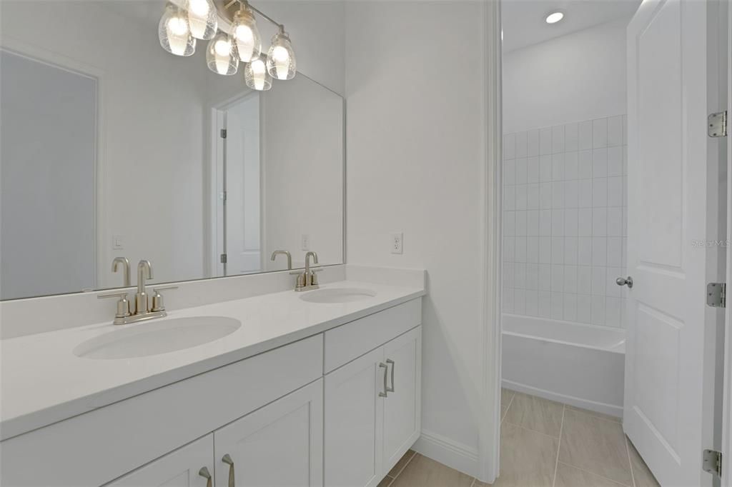 На продажу: $1,103,179 (6 спален, 4 ванн, 3542 Квадратных фут)