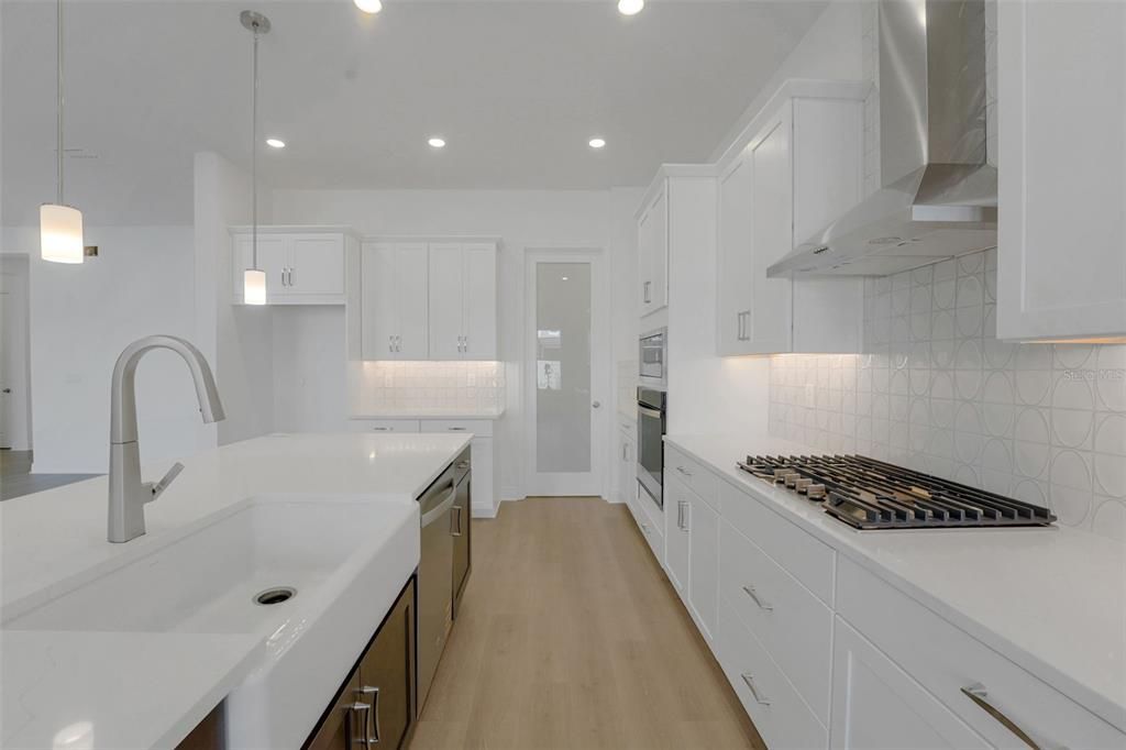 На продажу: $1,103,179 (6 спален, 4 ванн, 3542 Квадратных фут)