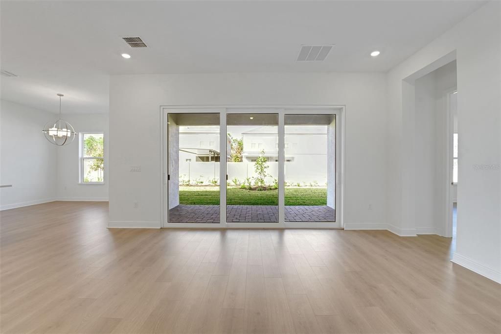 На продажу: $1,103,179 (6 спален, 4 ванн, 3542 Квадратных фут)