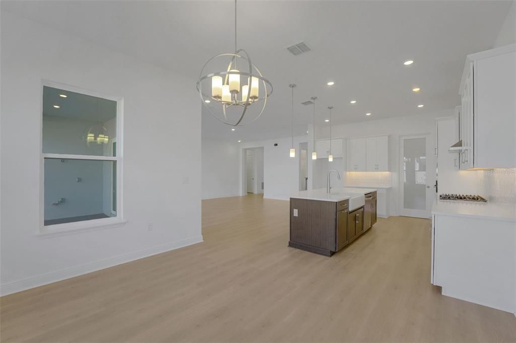 На продажу: $1,103,179 (6 спален, 4 ванн, 3542 Квадратных фут)