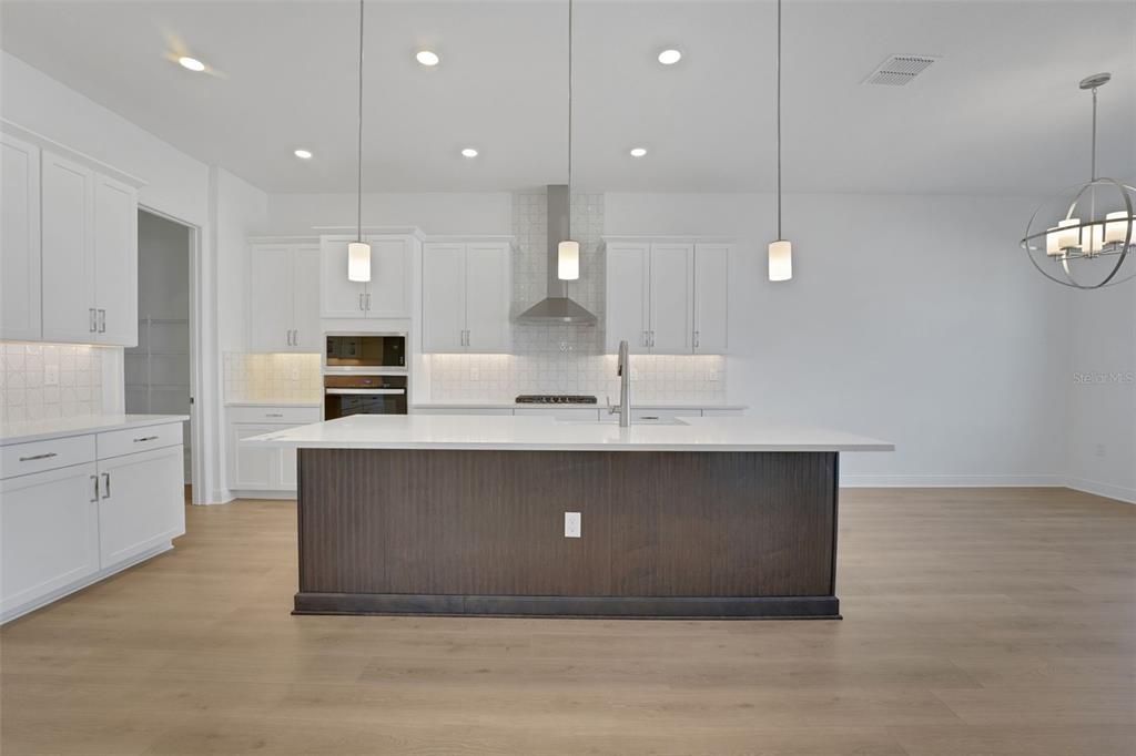 На продажу: $1,103,179 (6 спален, 4 ванн, 3542 Квадратных фут)