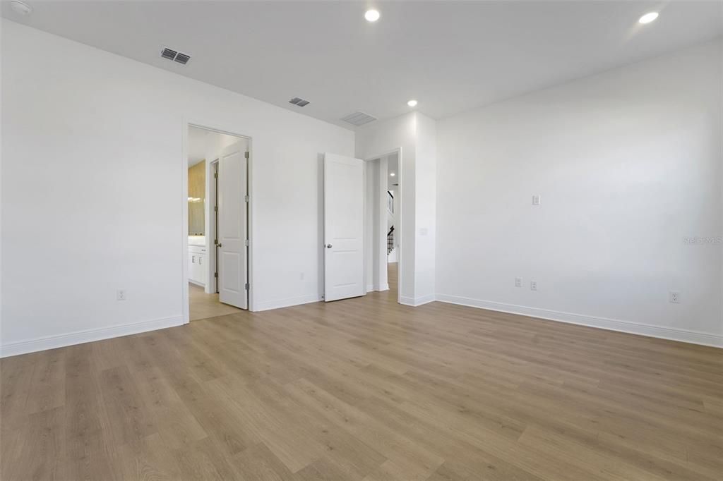 На продажу: $1,103,179 (6 спален, 4 ванн, 3542 Квадратных фут)