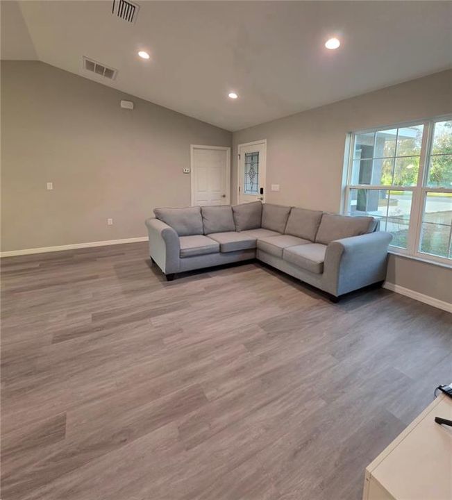 出租: $2,000 (3 贝兹, 2 浴室, 1053 平方英尺)