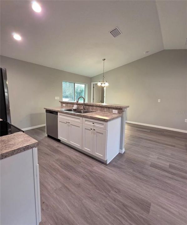 出租: $2,000 (3 贝兹, 2 浴室, 1053 平方英尺)