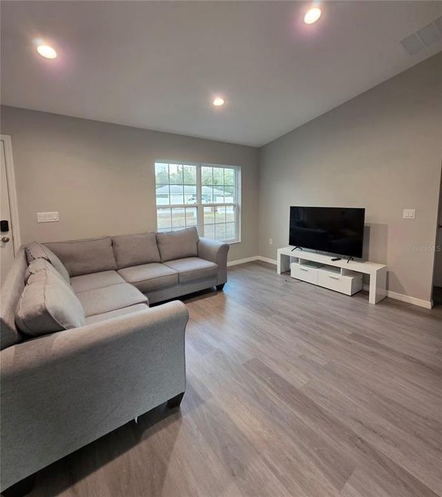 出租: $2,000 (3 贝兹, 2 浴室, 1053 平方英尺)